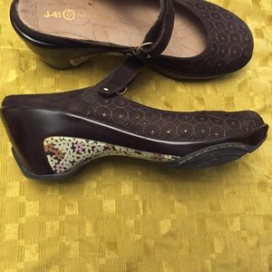 J41 brown clogs with gold/flower detail sz 9